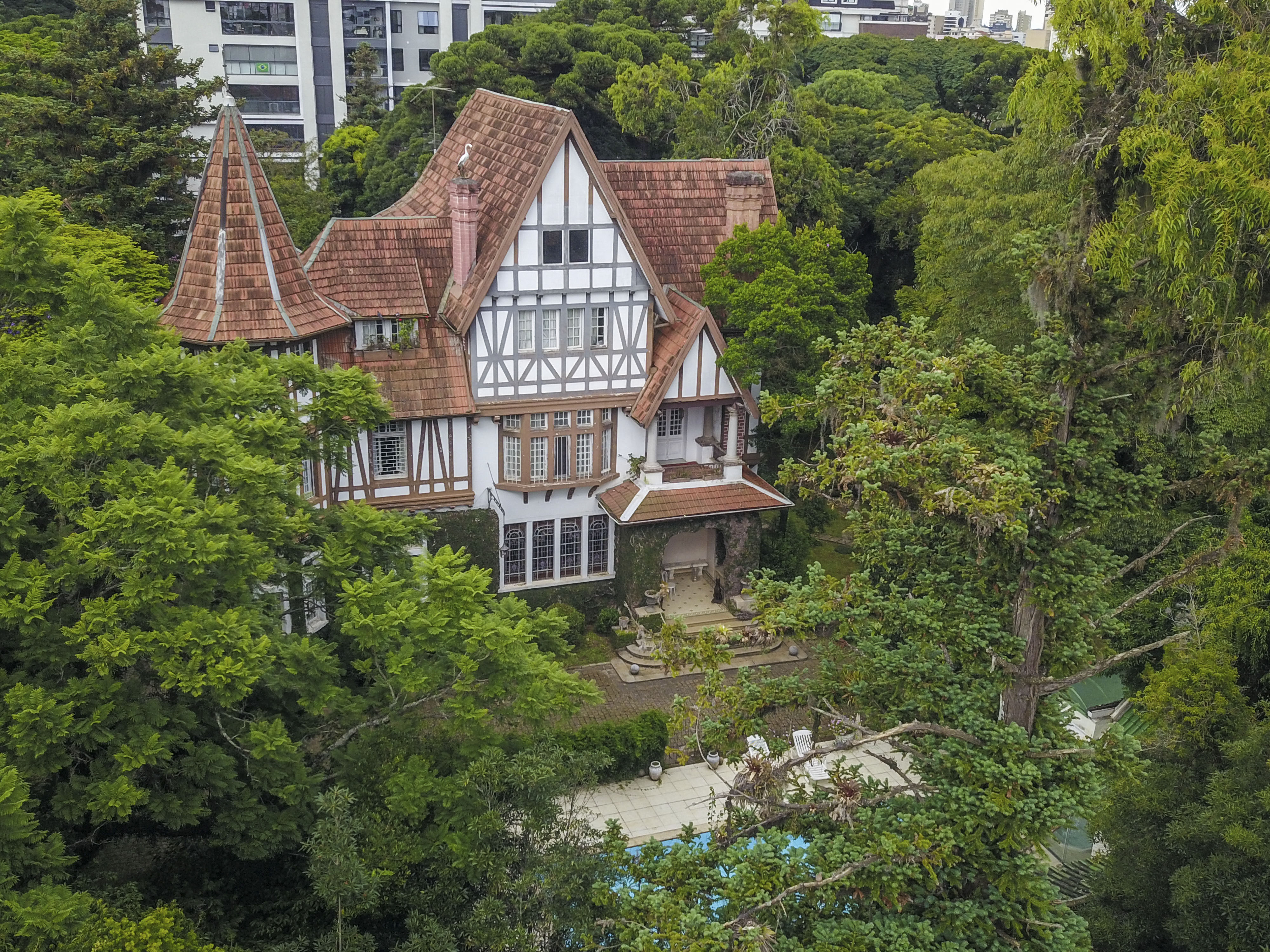 A Villa Odette destaca-se pelo estilo enxaimel e pela implantação em amplo terreno ajardinado.