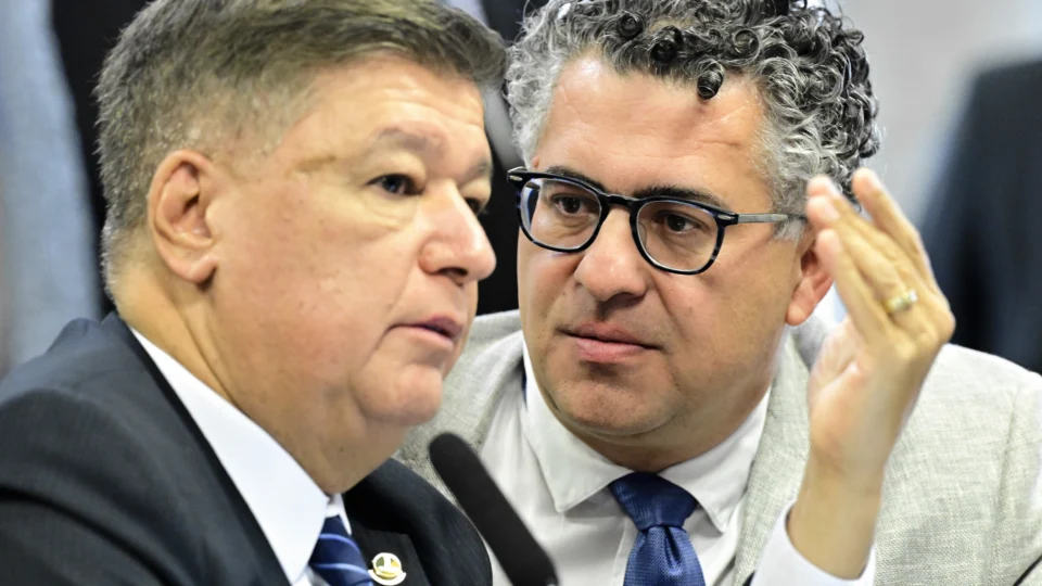 Viana e o deputado federal Alencar Santana (PT-SP). Governistas confrontaram presidente da CPMI do INSS após quebra de sigilos de Lulinha, posteriormente anulada por Dino.