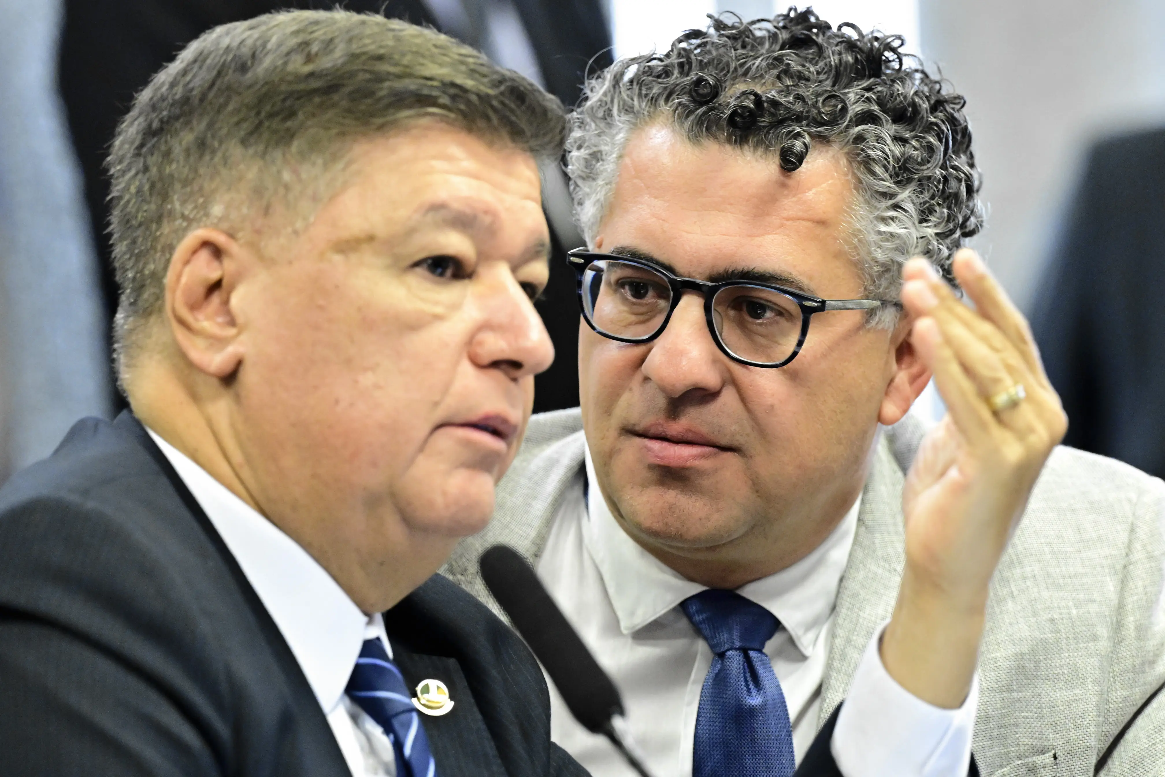 Viana e o deputado federal Alencar Santana (PT-SP). Governistas confrontaram presidente da CPMI do INSS após quebra de sigilos de Lulinha, posteriormente anulada por Dino. 