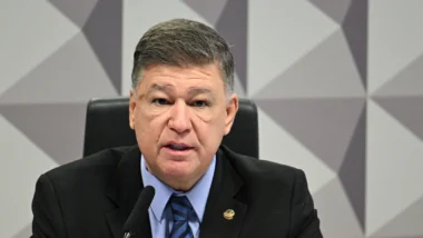 Ministro atendeu a pedido de parlamentares de esquerda que acusam presidente do colegiado de desvio de finalidade.