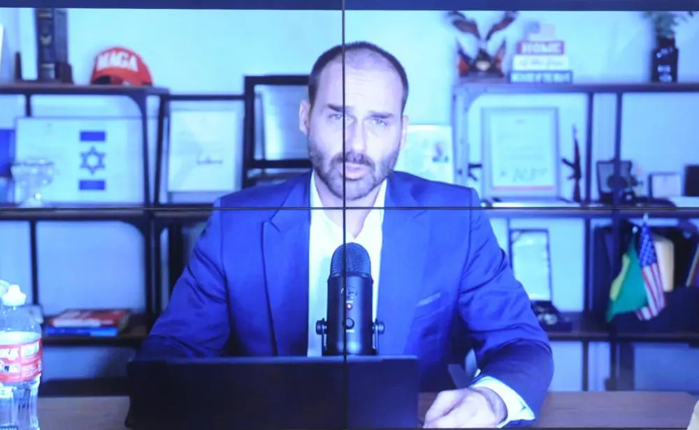 Filho de Jair Bolsonaro está nos Estados Unidos e pode ser preso caso retorne ao Brasil. 