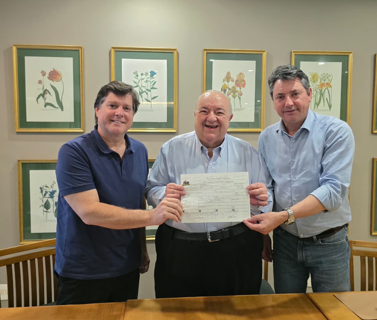 Com Baleia Rossi (presidente nacional do MDB) e Sérgio Souza (presidente da sigla no Paraná), Rafael Greca agradeceu ao PSD e disse que muda de partido “para permanecer ao lado do nosso candidato a presidente da República Ratinho Junior (PSD)”