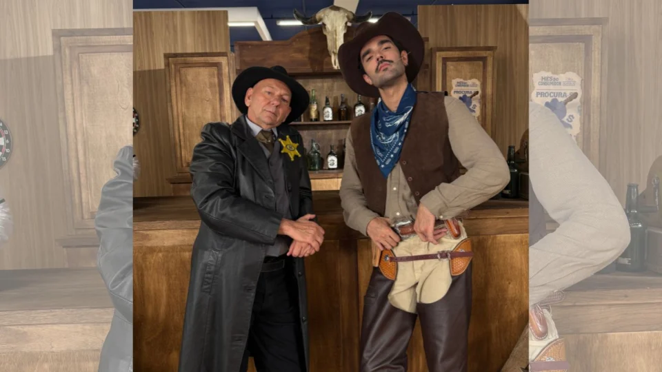 empresário dono da Havan, Luciano Hang, vestido com sobretudo preto, chapéu preto ao lado do cantor Luan Pereira vestido de cowboy em uma campanha do velho oeste