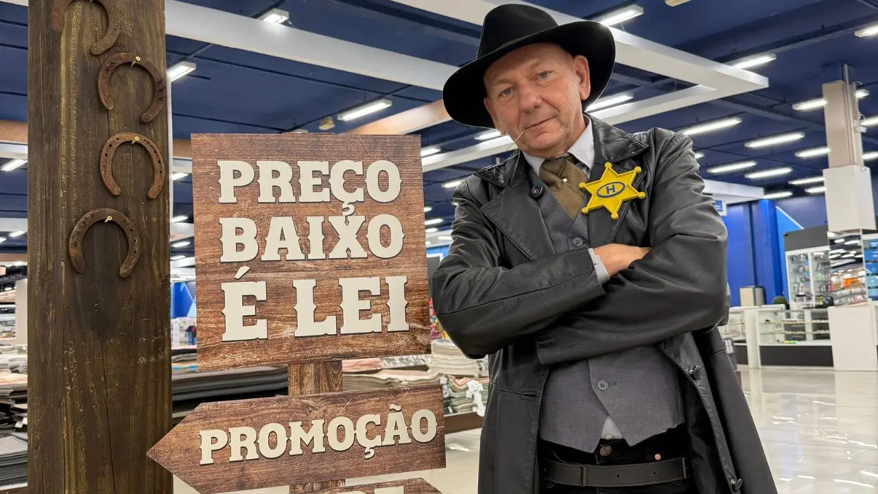 empresário dono da Havan, Luciano Hang, vestido com sobretudo preto, chapéu preto em uma campanha do velho oeste