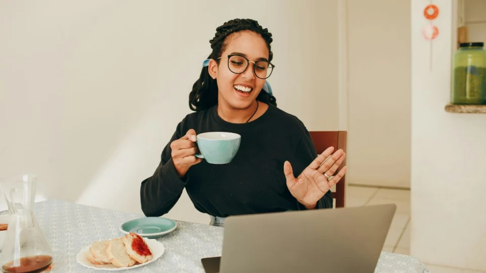 Mulher feliz bebendo café pela manhã.