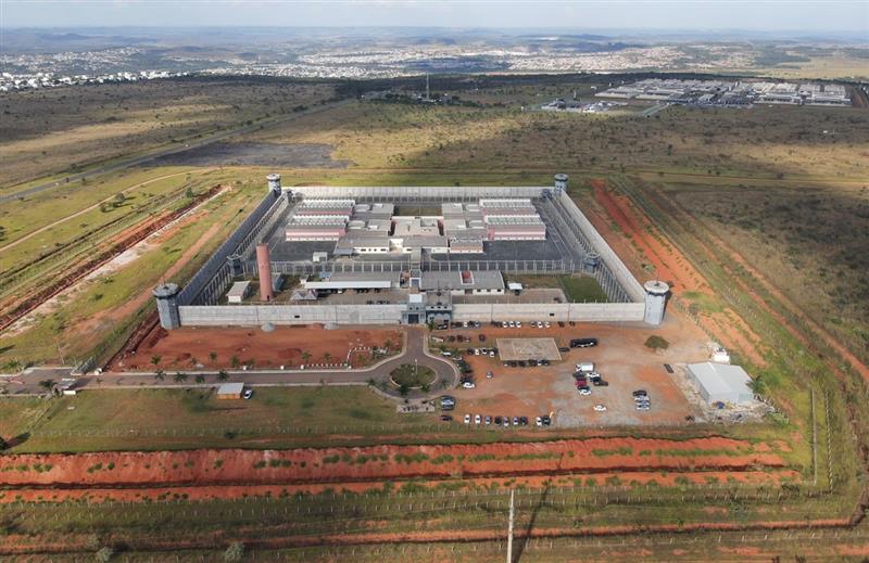 Até a quinta-feira (19), Vorcaro estava preso na Penitenciária Federal de Brasília, um dos cinco presídios de segurança máxima do país. Ele foi transferido para a Superintendência da Polícia Federal, também em Brasília.
