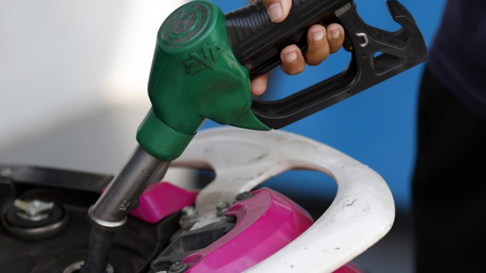 Entre subsídios e reservas: como os países estão reagindo à disparada do preço do petróleo