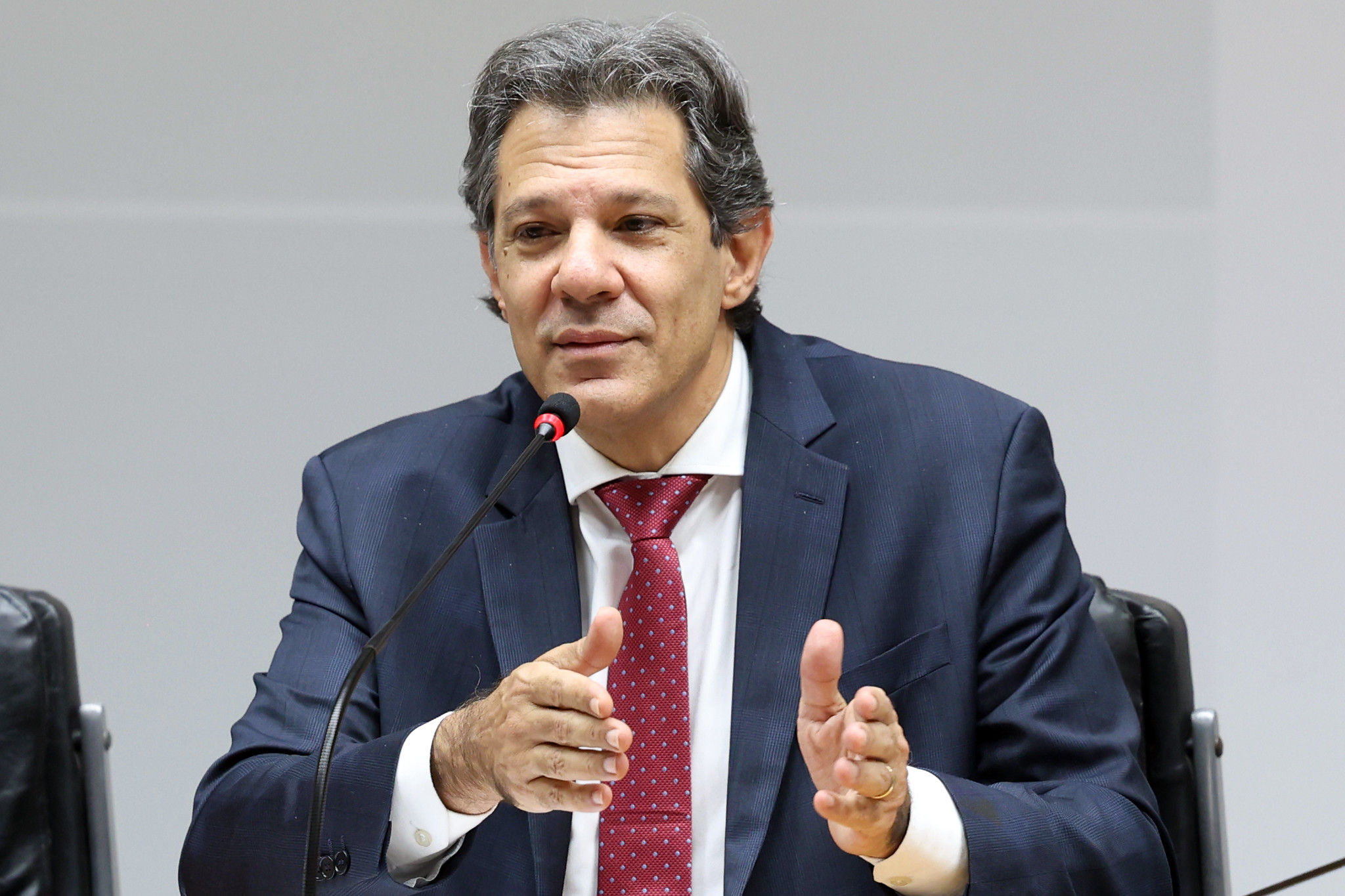 Haddad confirma pré-candidatura ao governo de São Paulo e diz que entra na disputa “para ganhar”.