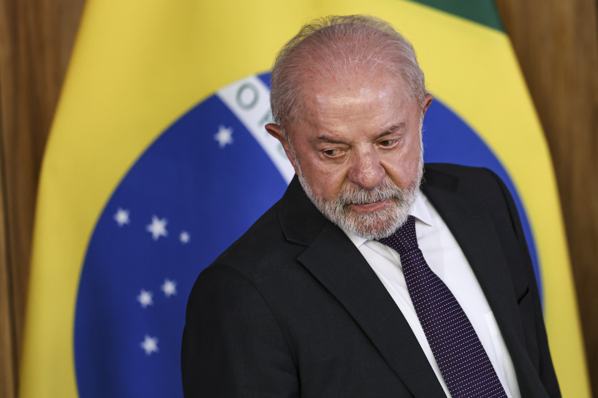 Lula culpa Bolsonaro e Campos Neto pelo escândalo envolvendo Banco Master e afirma que investigação não deixará “pedra sobre pedra”.