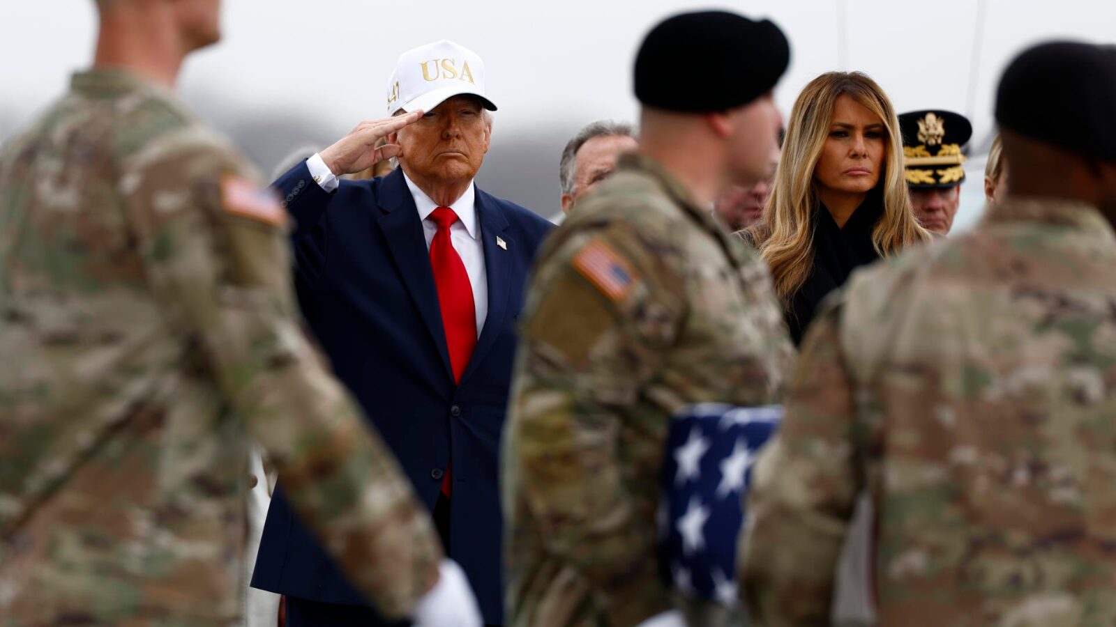 Trump e primeira-dama Melania recebem os corpos de militares americanos mortos em um ataque com drones no Kuwait, no começo de março.