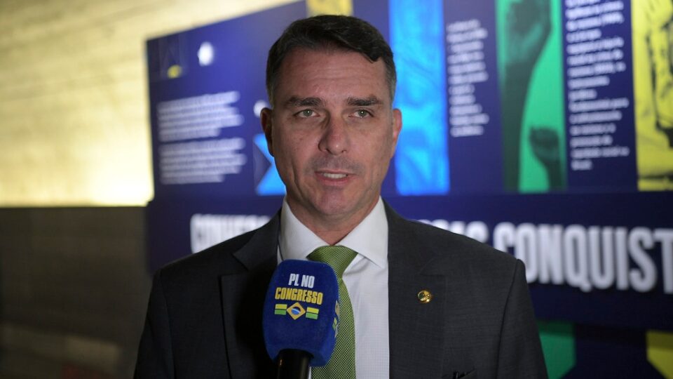 Flávio Bolsonaro critica medidas de Lula contra aumento dos combustíveis