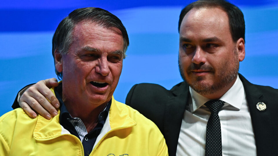 Carlos Bolsonaro diz que encontrou pai “apagado” por conta de remédios