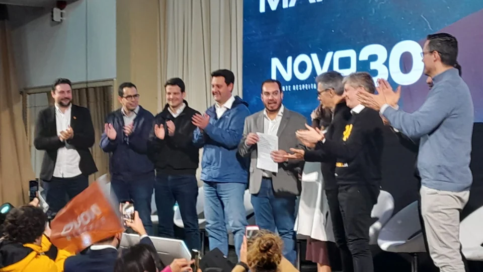 Líderes do Novo no Paraná comunicaram saída de grupo político de Ratinho Junior para reforçar coligação com PL.