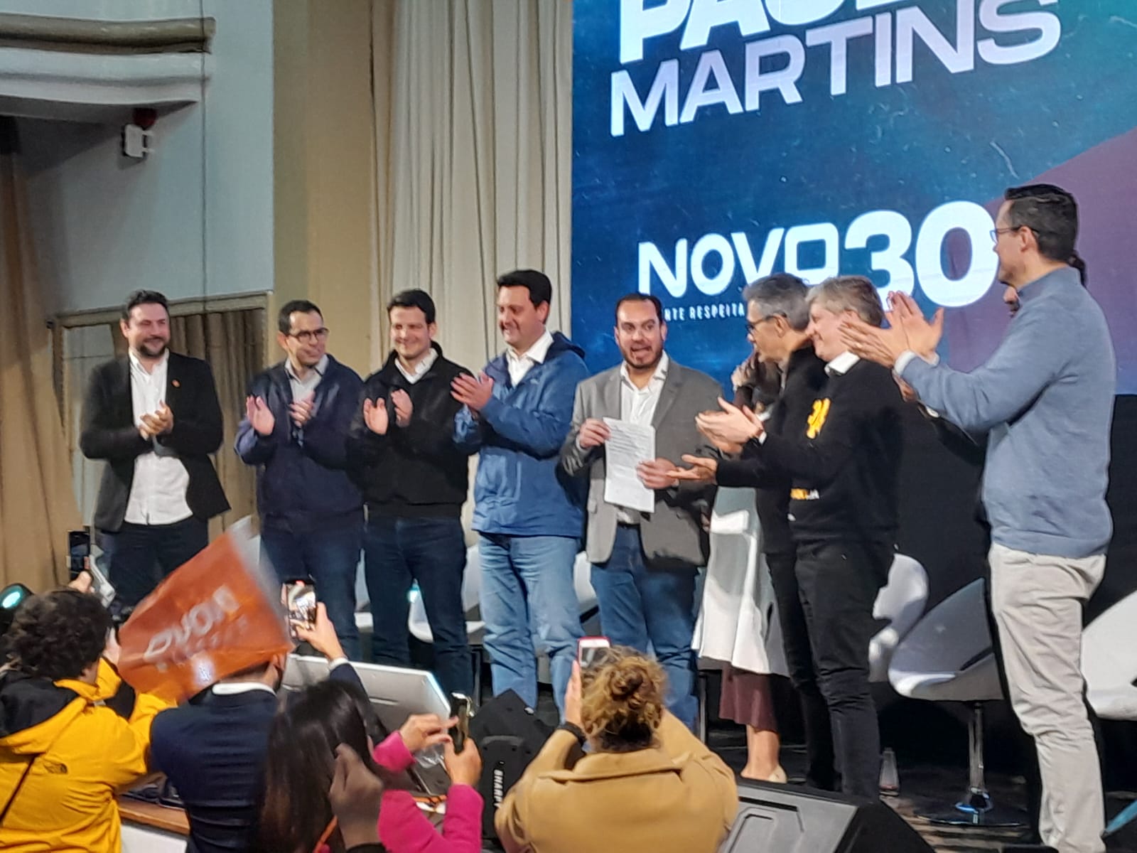 Líderes do Novo no Paraná comunicaram saída de grupo político de Ratinho Jr. para reforçar coligação com PL.