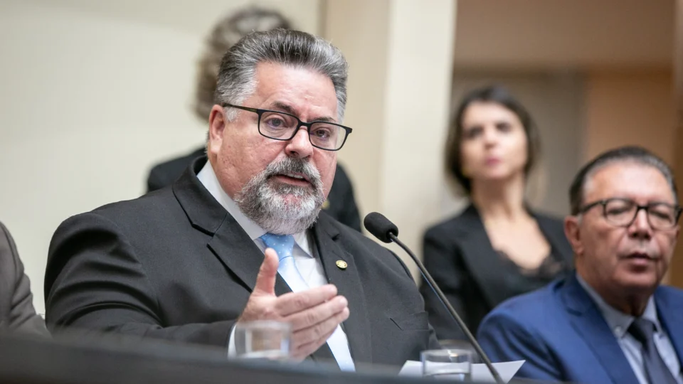 deputado estadual de Santa Catarina Sérgio Motta (Republicanos) falando ao microfone na plenária da alesc