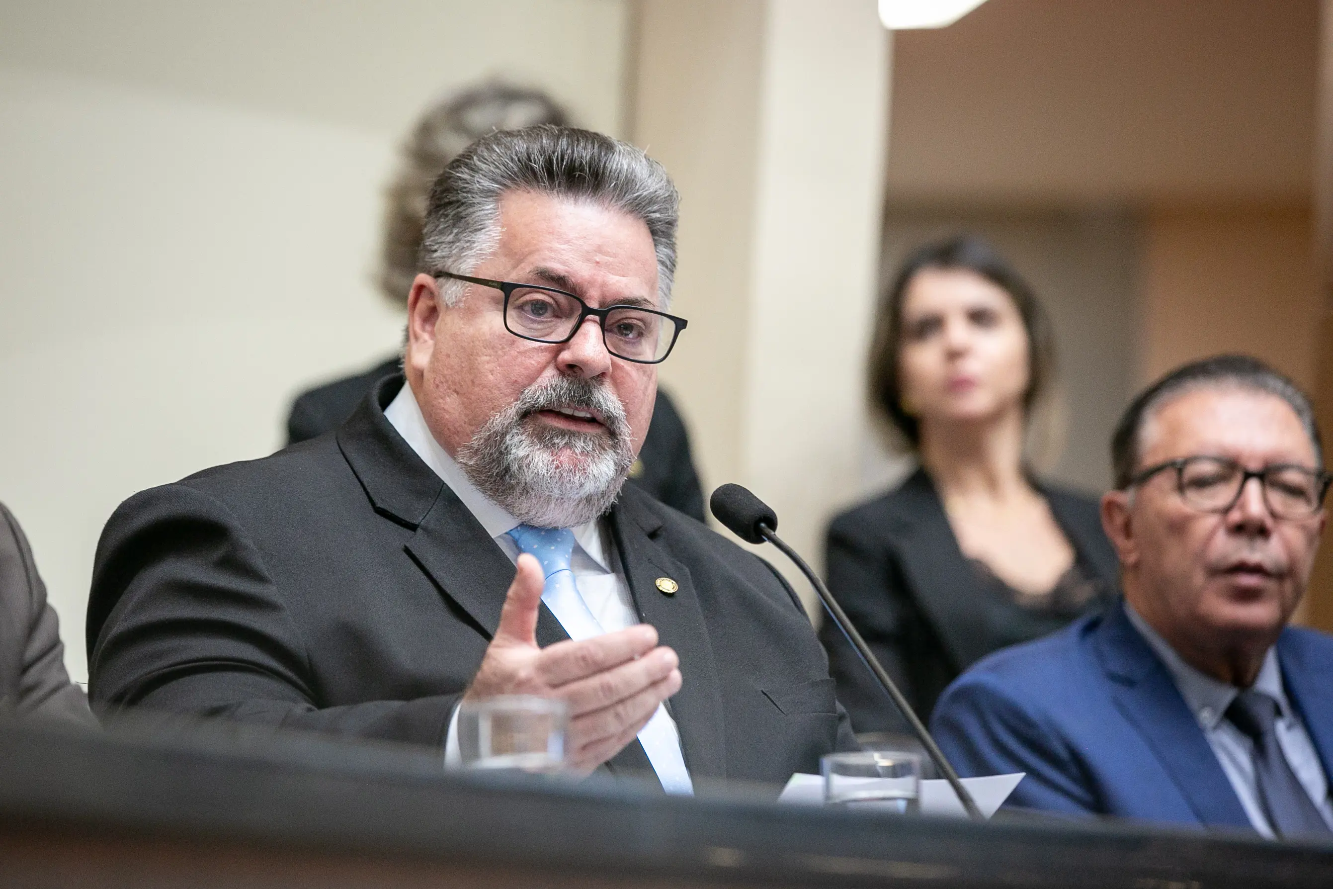 deputado estadual de Santa Catarina Sérgio Motta (Republicanos) falando ao microfone na plenária da alesc