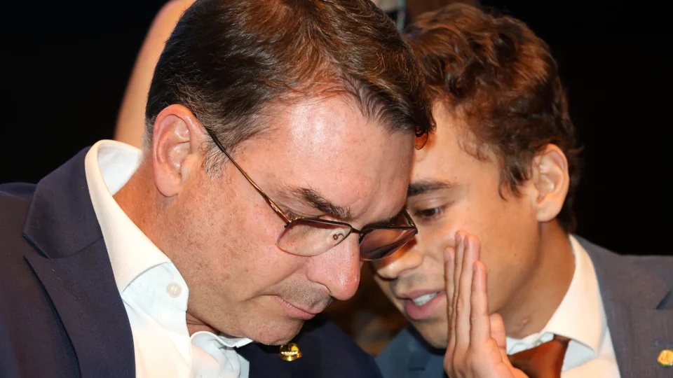 Redes sociais: Flávio Bolsonaro e Nikolas Ferreira.