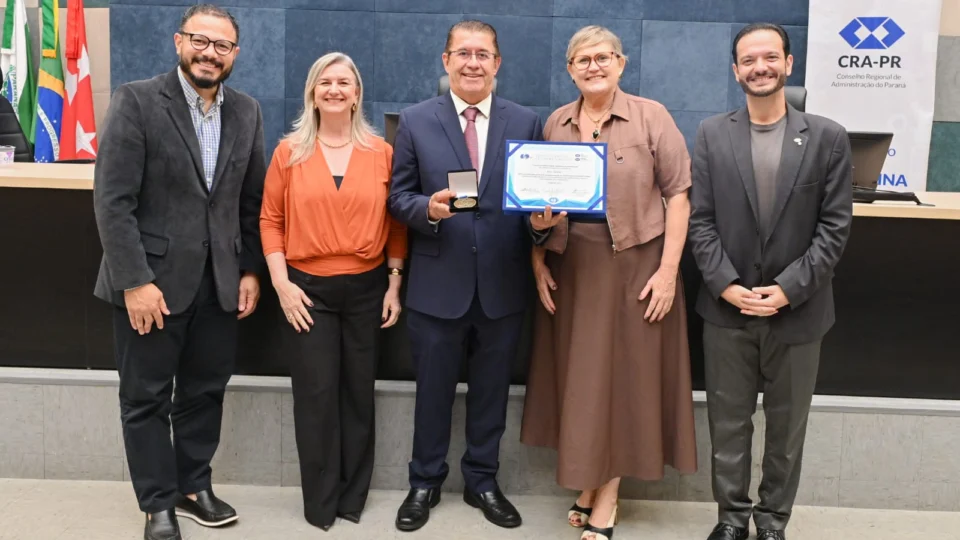 Registro da outorga da Medalha de Diamante ao empresário Ary Sudan, na Câmara Municipal de Londrina. Uma trajetória de sucesso e impacto dedicada ao setor produtivo paranaense.