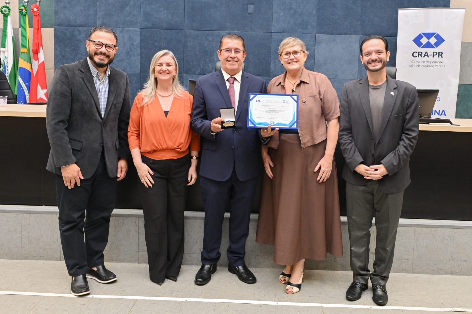 Registro da outorga da Medalha de Diamante ao empresário Ary Sudan, na Câmara Municipal de Londrina. Uma trajetória de sucesso e impacto dedicada ao setor produtivo paranaense.