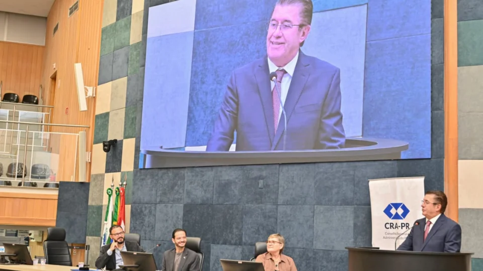 O empresário Ary Sudan durante pronunciamento na solenidade de outorga do Prêmio Jubileu da Administração. Reconhecimento à excelência na gestão paranaense.