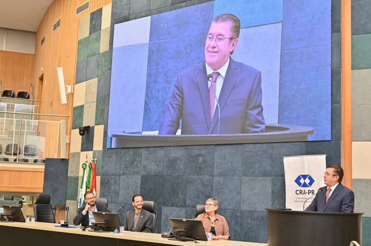 O empresário Ary Sudan durante pronunciamento na solenidade de outorga do Prêmio Jubileu da Administração. Reconhecimento à excelência na gestão paranaense.