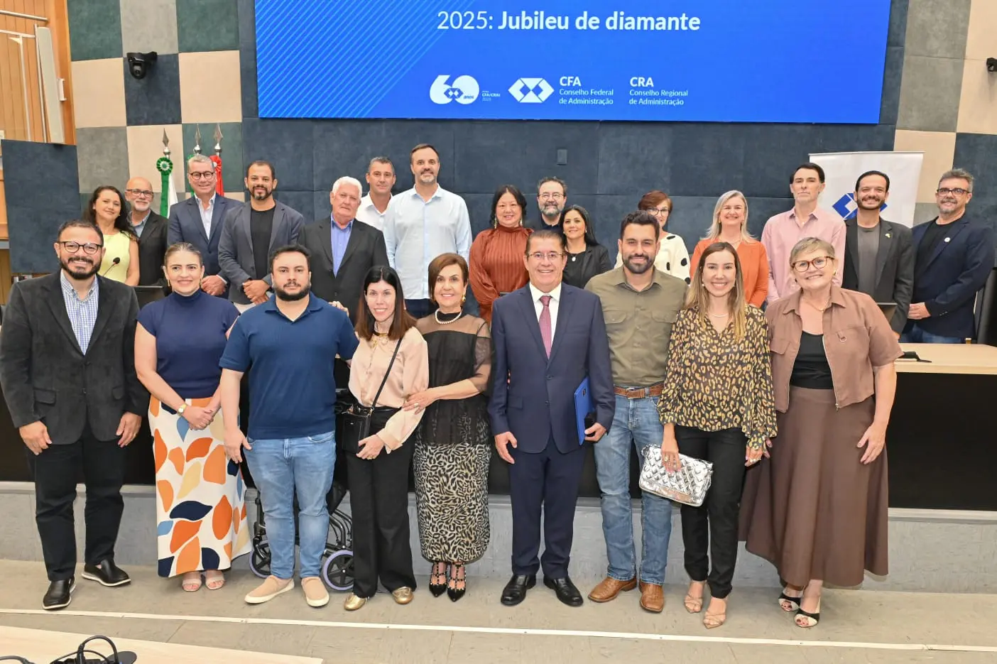 Um marco para a gestão paranaense: Ary Sudan ladeado por representantes do CRA-PR, ACIL e convidados durante a solenidade que celebrou os 60 anos da Administração no Brasil