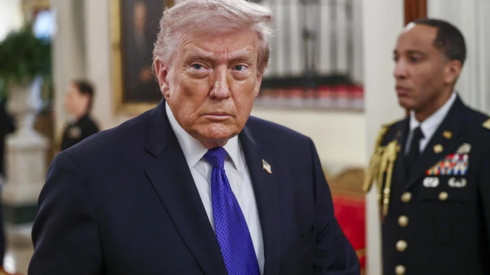 Trump ameaça enviar agentes de segurança aos aeroportos americanos caso democratas não encerrem paralisação.