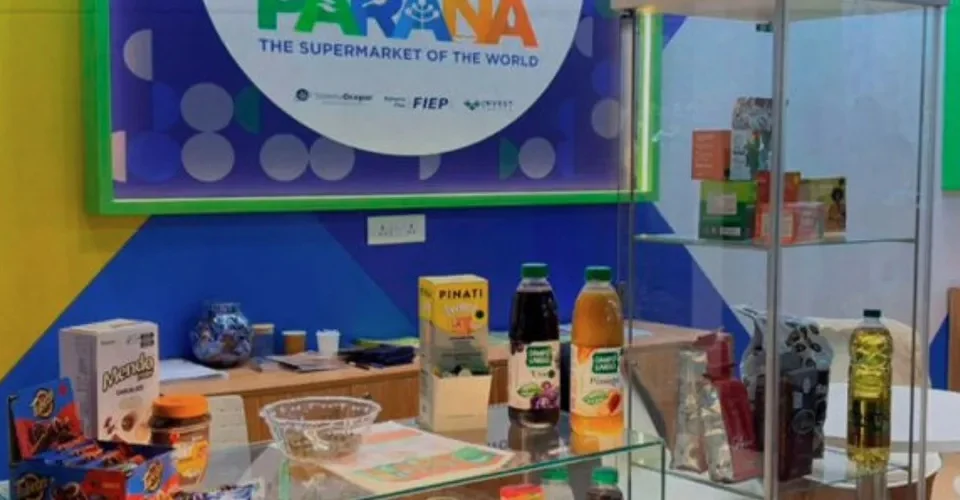 Produtos de cooperativas do Paraná são apresentados em feira internacional na Índia, destacando a força do agronegócio brasileiro no mercado global.