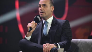 Eduardo Bolsonaro justificou que filme contratou artistas americanos Imagem referente a matéria