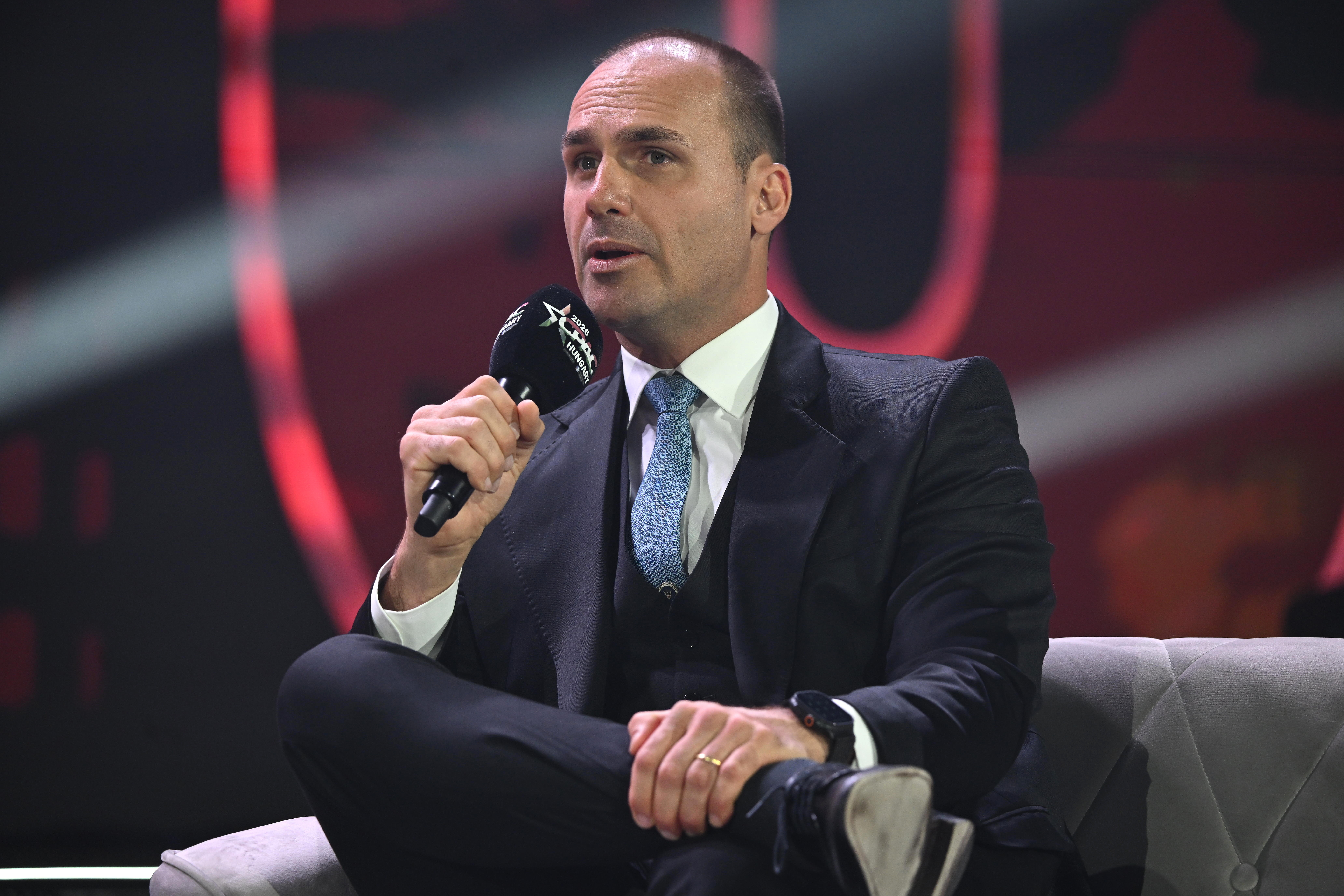 Eduardo Bolsonaro defende endurecimento de regras contra ONGs