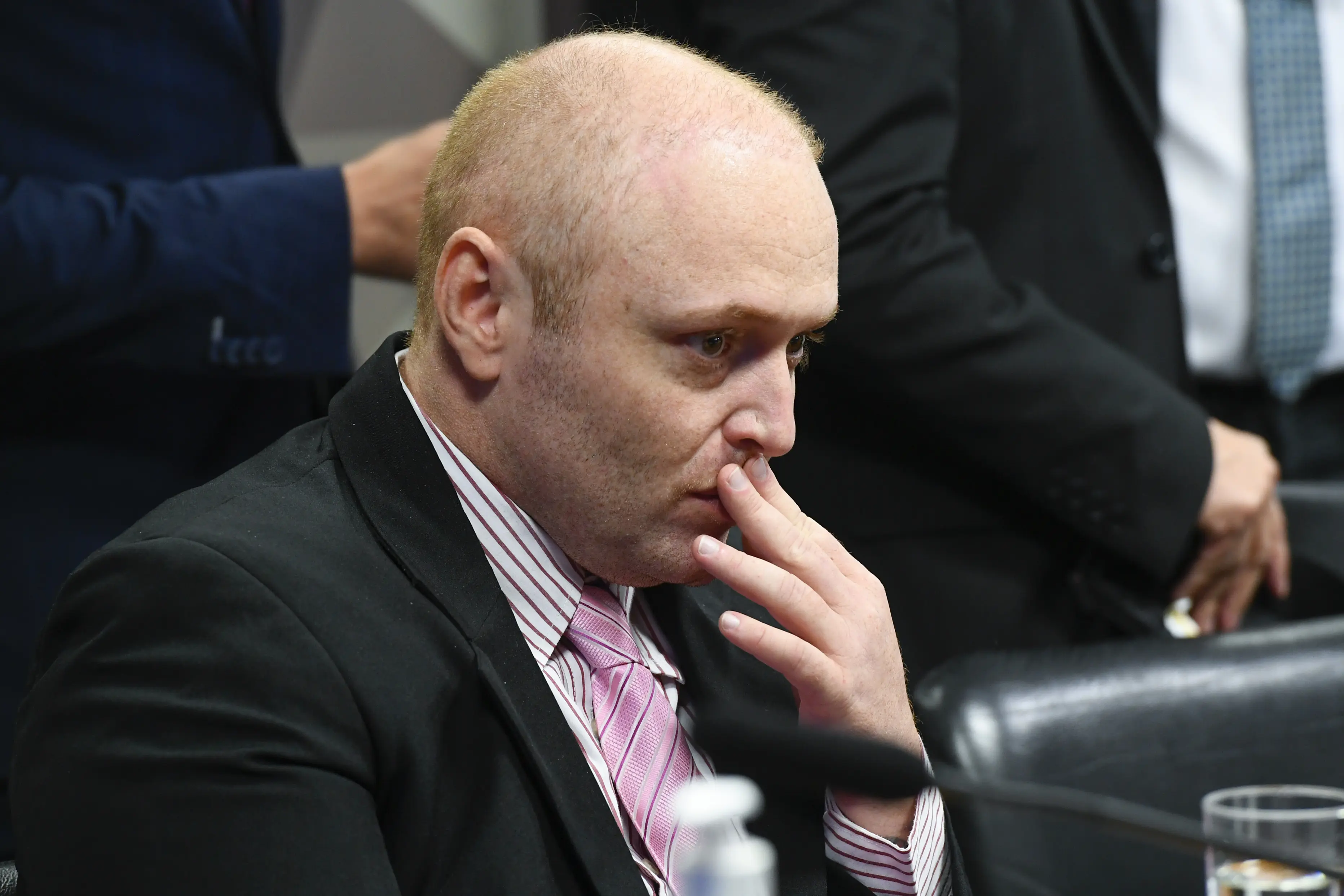 Invasão de Delgatti a Telegram de autoridades levou Moro a ser considerado parcial pelo STF. Críticos apontam que Constituição veda uso de provas obtidas por meio de crime.