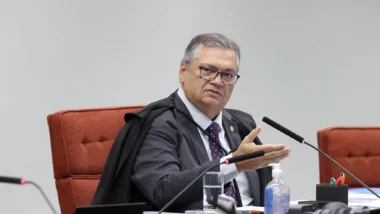 Ministro aponta "emergência institucional" e dá 30 dias para AGU apresentar plano de recomposição da força de trabalho.