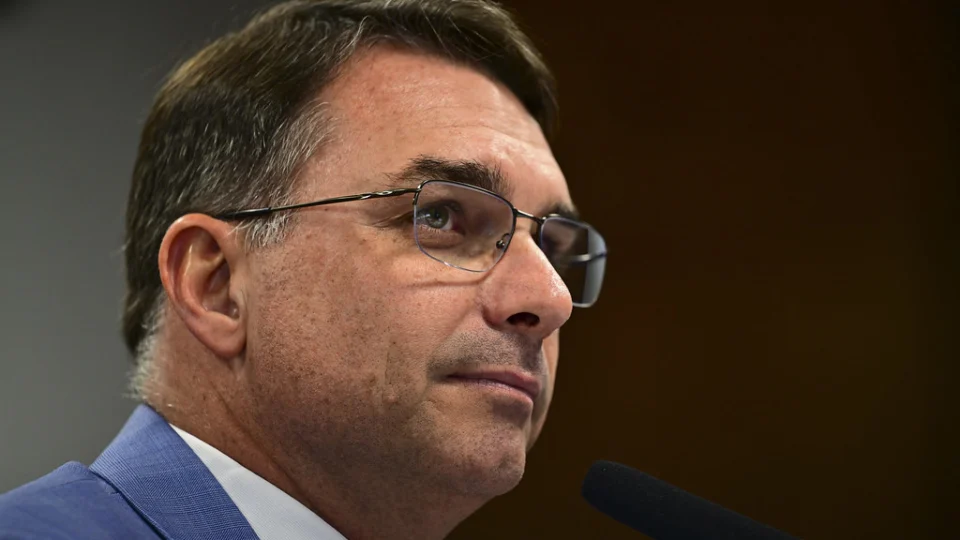 Se eleito, pré-candidato à Presidência, Flávio Bolsonaro diz que usará prestígio para reduzir maioridade penal