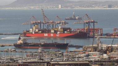 Irã ameaça fechar Estreito de Ormuz caso EUA ataquem centrais elétricas e petróleo vai ao maior preço em três anos.