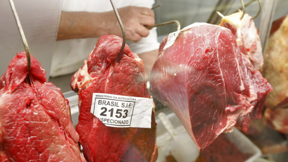 Conflito no Irã ameaça bilhões em exportações brasileiras de carne halal
