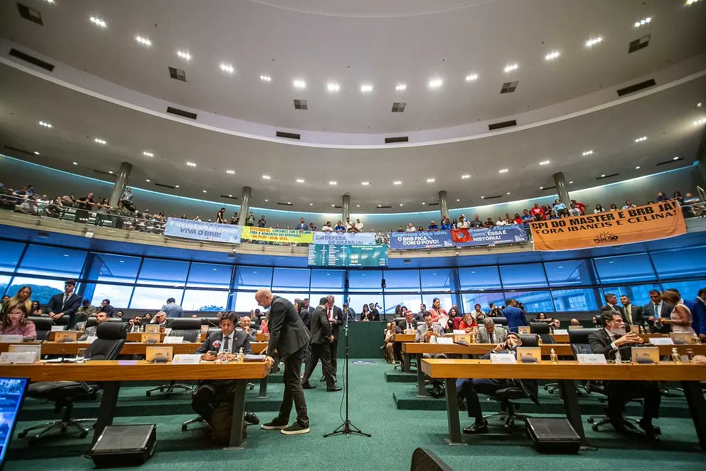 Sessão que discutiu medidas de socorro ao BRB teve presença de manifestantes e discussões acaloradas no plenário.