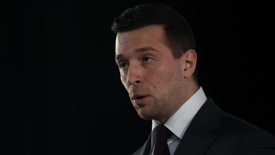 Direita nacionalista cresce nas eleições municipais na França e ganha fôlego para disputa presidencial