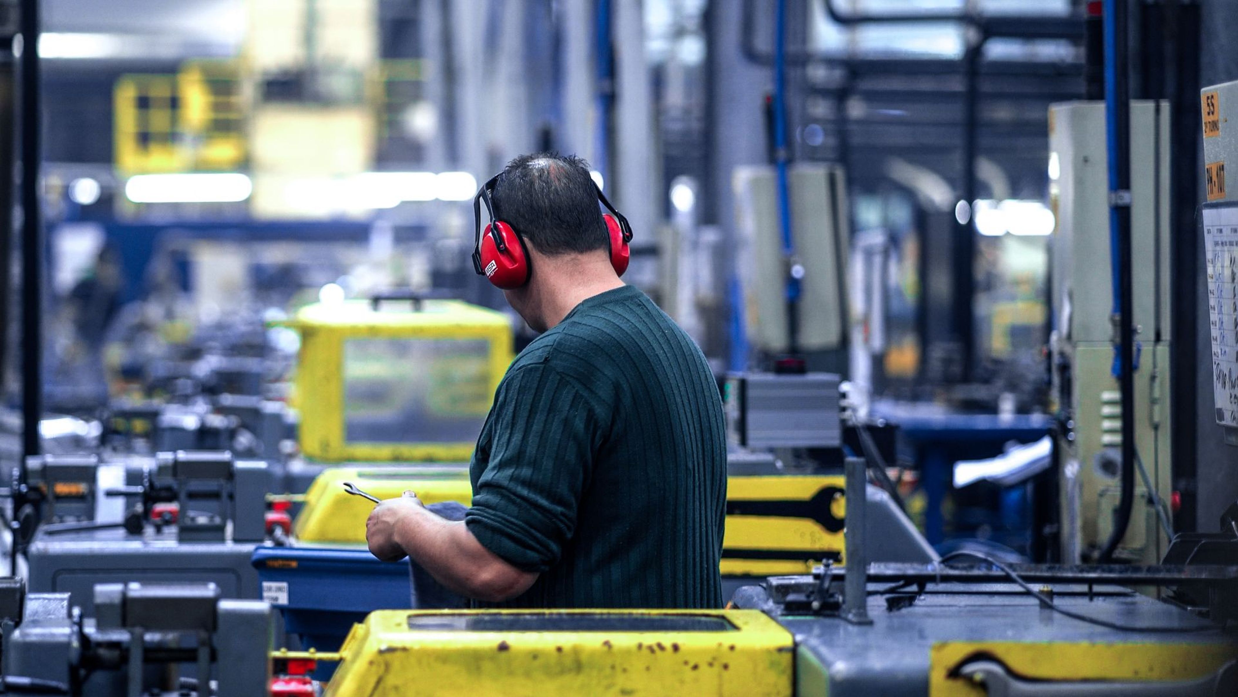 Ambiente industrial catarinense reflete o dinamismo do setor de transformação, impulsionado pela demanda interna e externa e pelo avanço de segmentos estratégicos da economia.