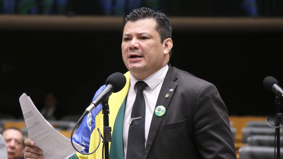 Deputado federal chamou comandante do Exército de "capacho de um ditador", em referência a Alexandre de Moraes.