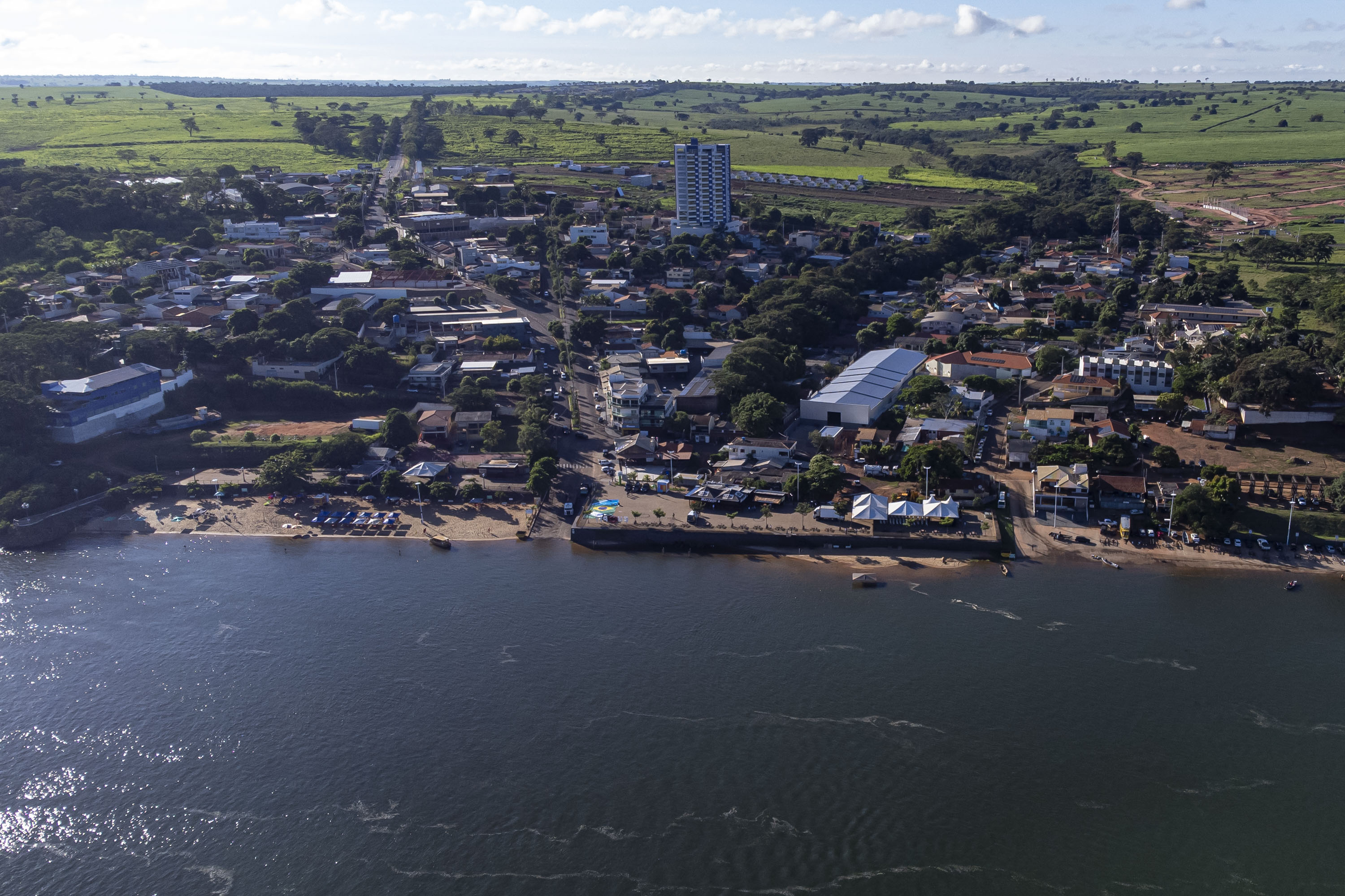 Ponte entre Porto São José (PR) e Taquarussu (MS) projeta novo corredor logístico, com redução de 100 km no escoamento da produção e impacto direto no transporte de cargas.