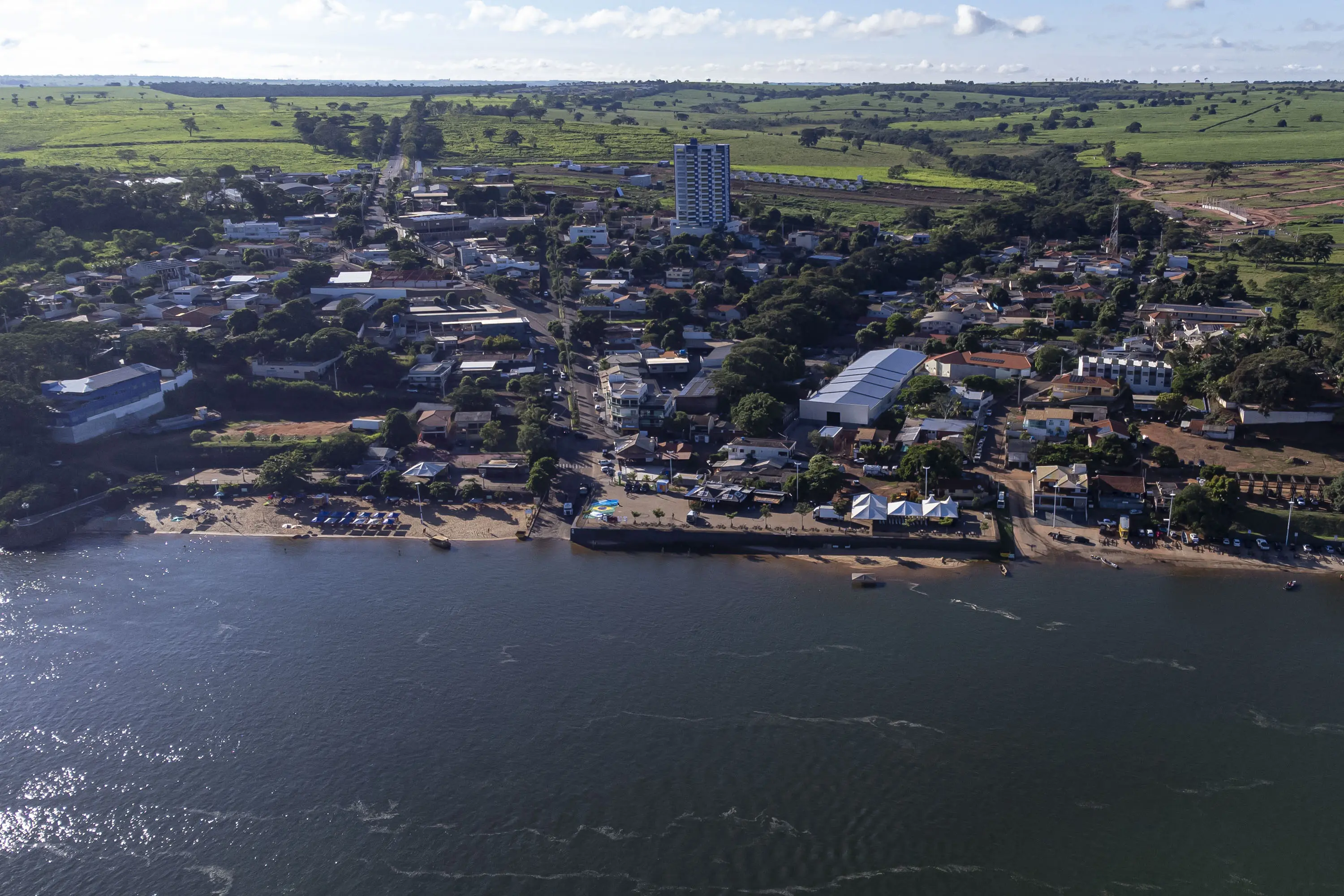 Ponte entre Porto São José (PR) e Taquarussu (MS) projeta novo corredor logístico, com redução de 100 km no escoamento da produção e impacto direto no transporte de cargas.