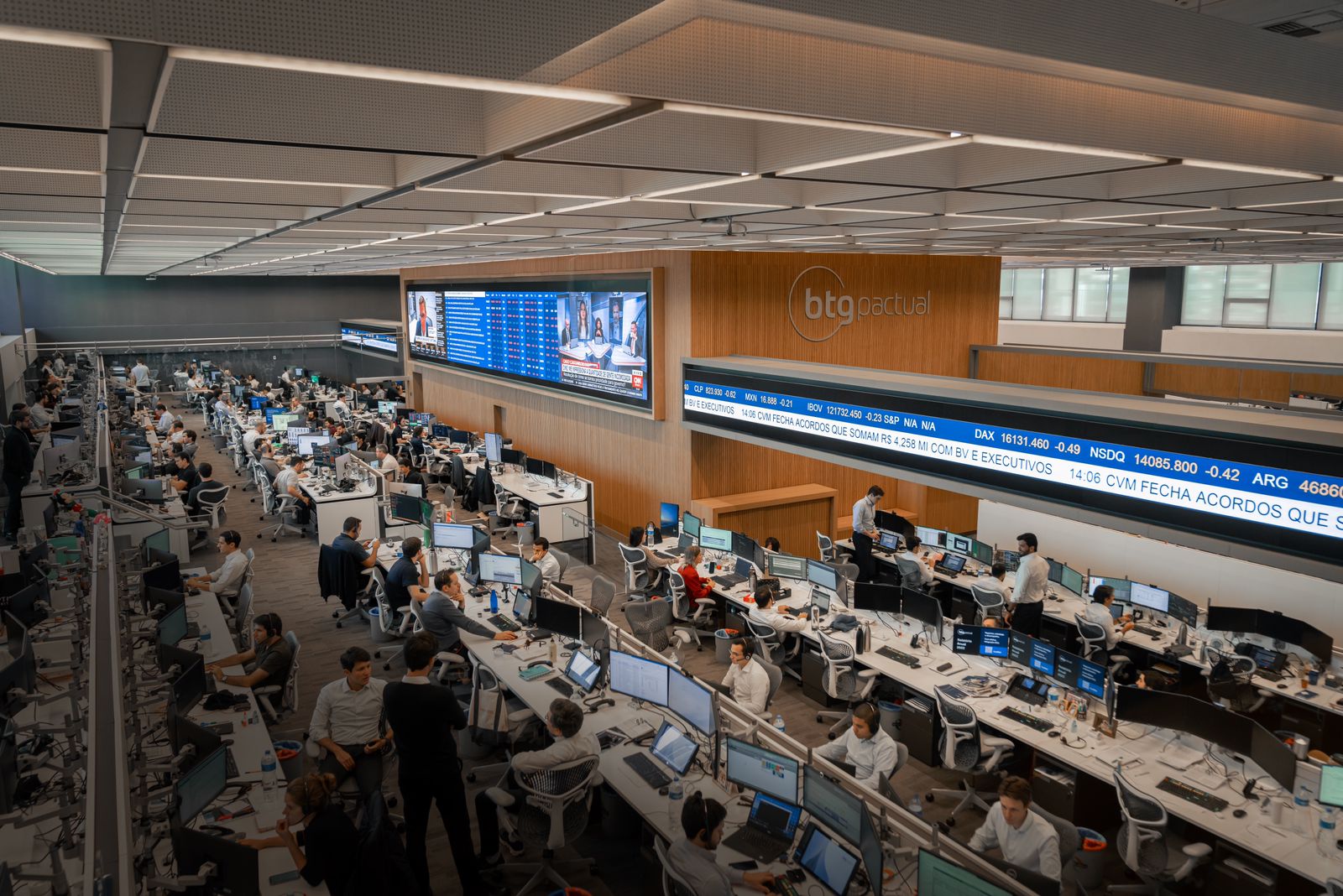 Invasão hacker ao sistema do BTG gera alerta no setor financeiro; banco garante que dados de clientes não foram expostos.