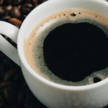 Estudo revela que o café pode estar atrelado ao bom humor. Imagem referente a matéria
