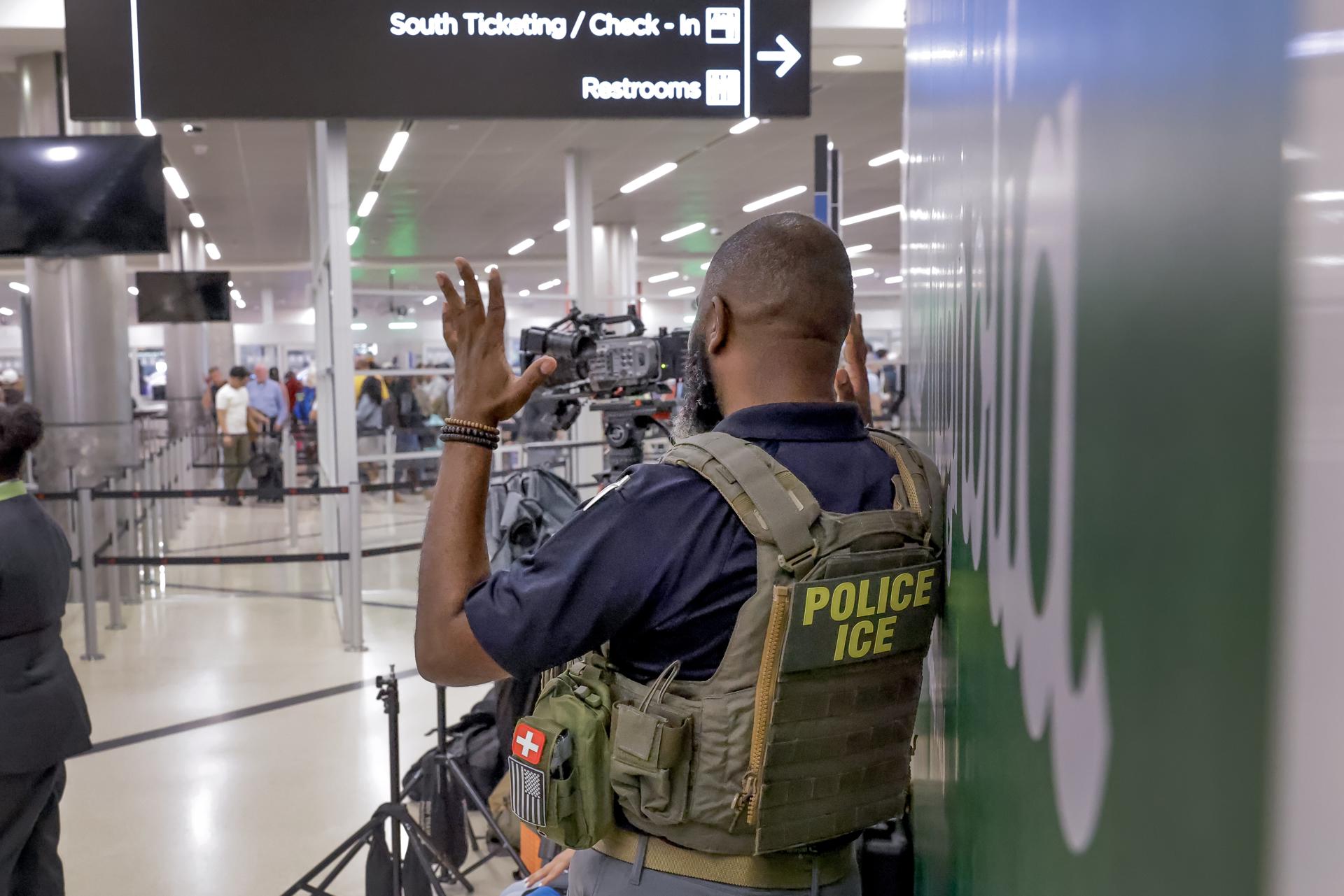 Agente do serviço de imigração dos Estados Unidos atuando nesta segunda (23) no aeroporto internacional Hartsfield-Jackson, em Atlanta, nos EUA.