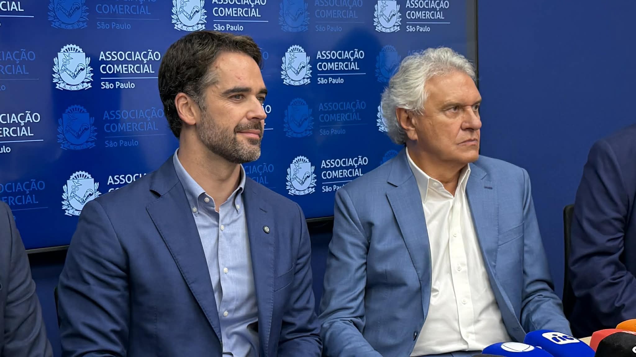 Eduardo Leite e Ronaldo Caiado disputam protagonismo no PSD após a saída de Ratinho da corrida presidencial.