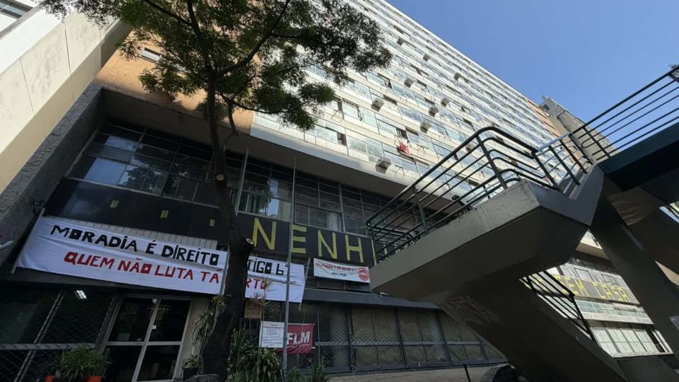 Frente de Luta por Moradia mantém invasão a prédio federal em SP. INSS notificou Ministério da Saúde há seis meses e não recebeu resposta.