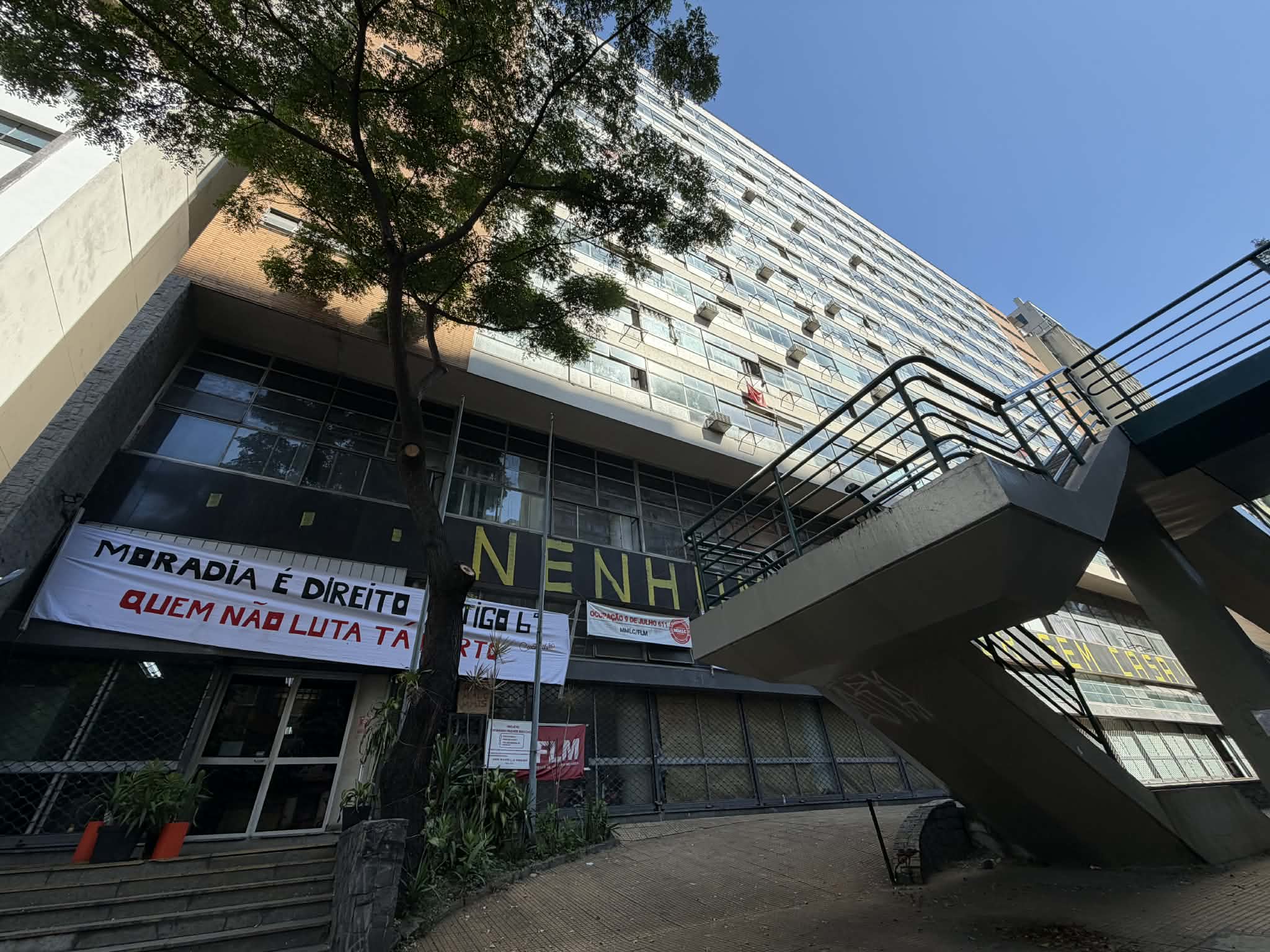 Ocupação da Frente de Luta por Moradia em edifício federal, em São Paulo: impasse entre órgãos federais é apontado como causa para a ausência de medidas judiciais de retomada do imóvel.