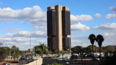 Comitê decidiu manter política restritiva, levando em conta guerra no Oriente Médio e incertezas quanto à política fiscal.