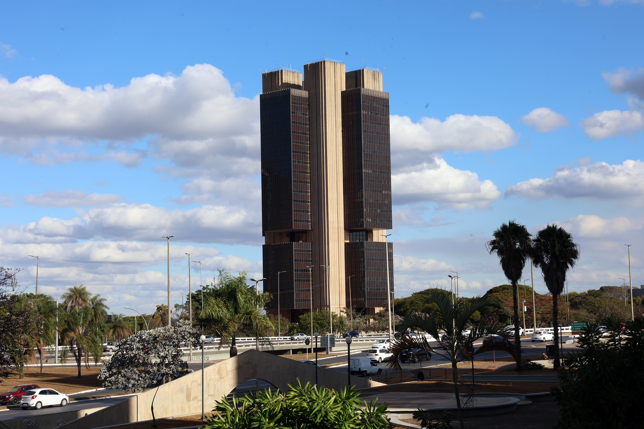 Comitê decidiu manter política restritiva, levando em conta guerra no Oriente Médio e incertezas quanto à política fiscal.