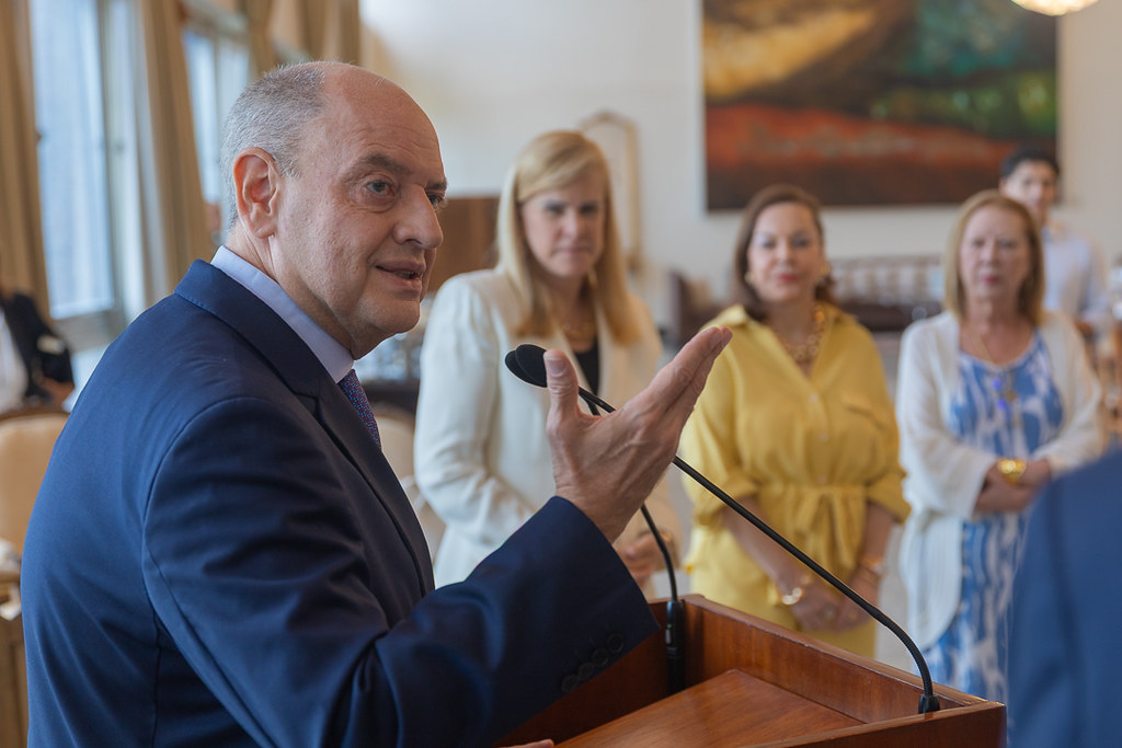 Presidente do TJRJ assumiu após renúncia de Cláudio Castro. Vice-governador já havia renunciado para assumir vaga no TCERJ.